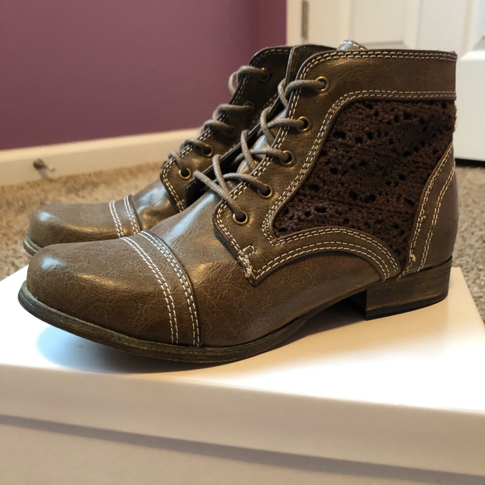 Women’s XOXO size 6M taupe lace up ankle boot